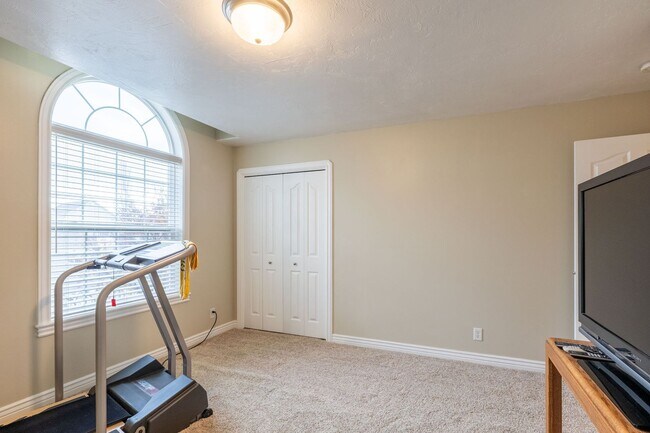 Building Photo - 3 Bedroom 2 bath home in Sugar City Idaho 2 stall garage in awesome neighborhood