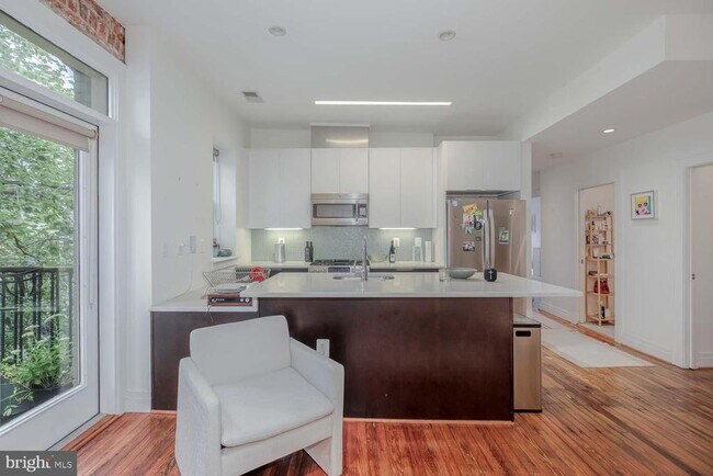 Building Photo - 1811 Wyoming Ave NW