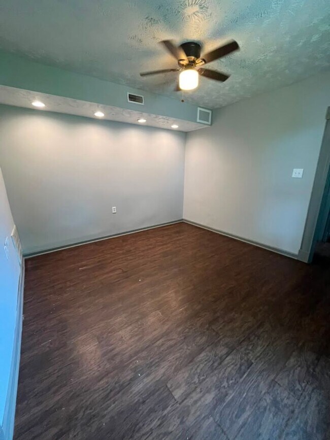Building Photo - 3926 Decoursey Ave