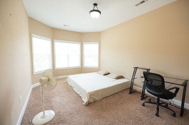 Building Photo - Spacious stunning 5-Bedroom 4 bathroom Home in a Desirable Neighborhood in Summerfield NC