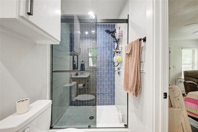 Building Photo - 1607 Sweetbriar Ave