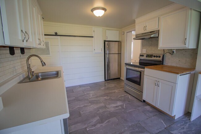 Building Photo - Charming 2-Bedroom, 1-Bath Ranch | 1,015 Sq Ft | Niskayuna School District