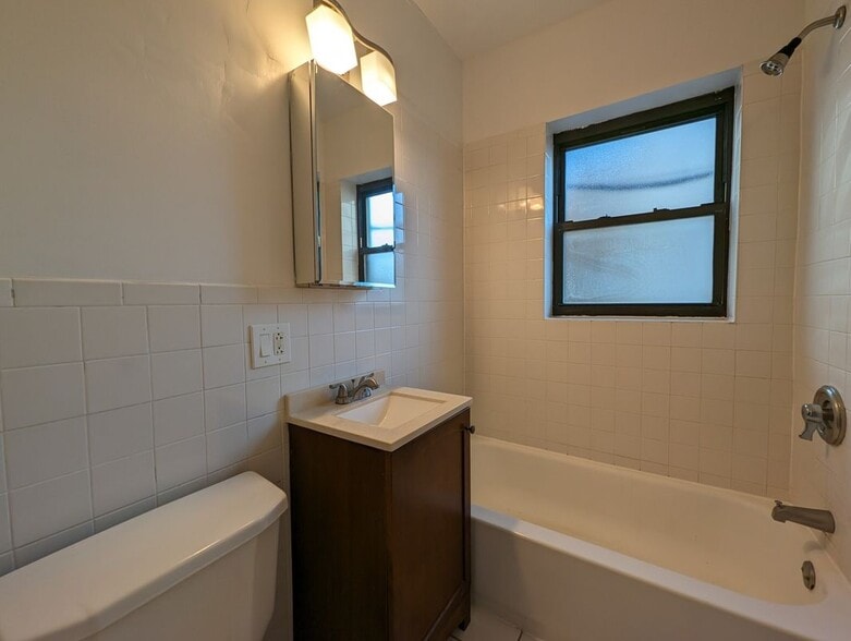 Building Photo - 4737 N Hermitage Ave