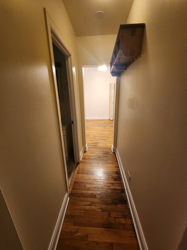 Building Photo - 6812 N Wayne Ave