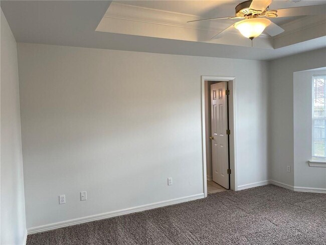 Building Photo - 911 SW Cheyenne Dr