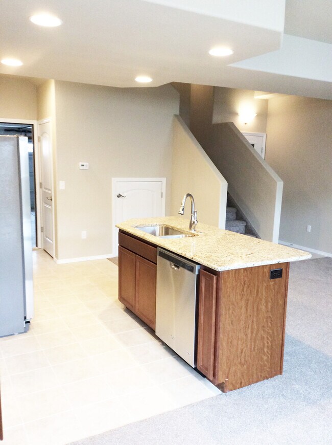 Building Photo - District 20 Townhome!!