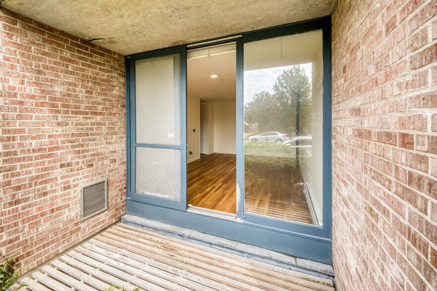 Building Photo - 5435 N Artesian Ave