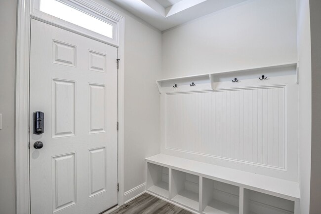 Building Photo - Updated Townhome with 1 Car Garage - close to Southpoint!