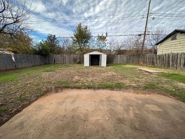 Building Photo - 621 Lotus Ave