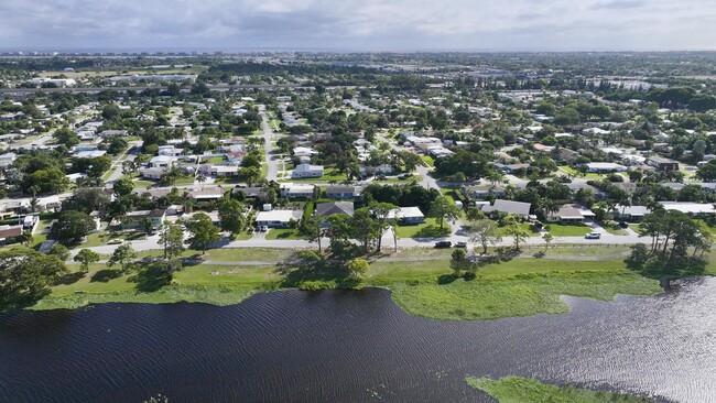 Building Photo - 1615 Crest Dr