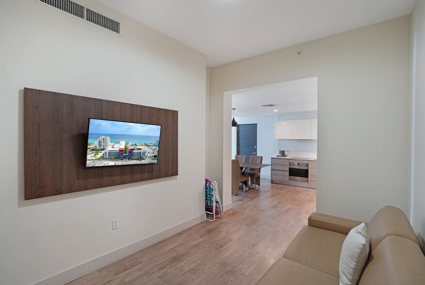 Building Photo - 209 N Ocean Dr