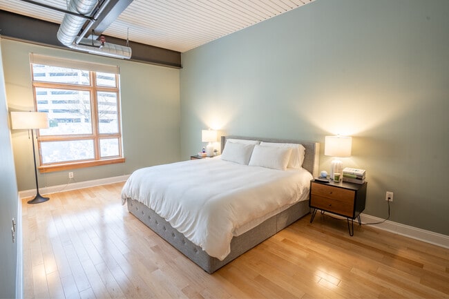 Building Photo - 75 Maple St