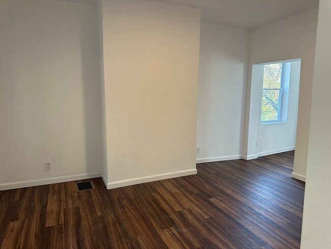 Building Photo - 3 br, 2.5 bath House - 417 E Burgess