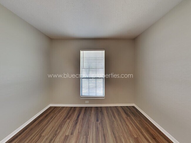 Building Photo - 615 Stoneybrook Dr