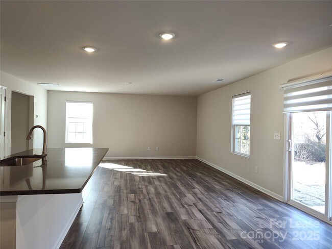 Building Photo - 3247 Crawford Ave