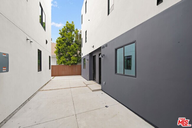 Building Photo - 1520 Magnolia Ave