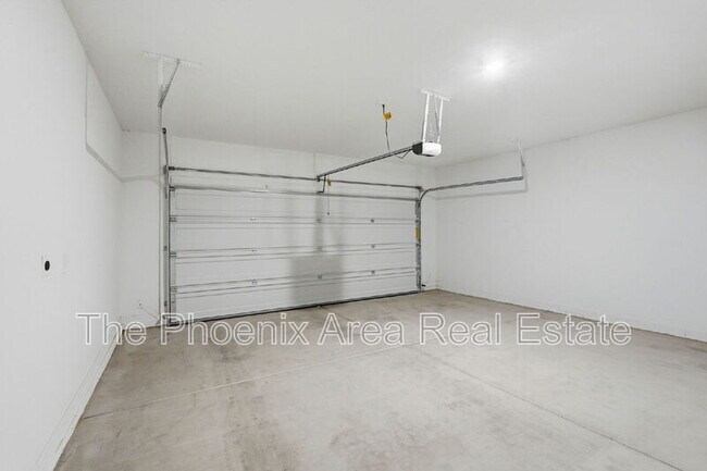 Building Photo - 2761 W Seaver Ave