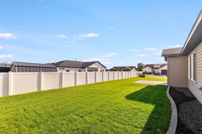 Building Photo - 392 Rock Dove Loop