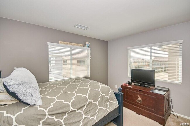 Building Photo - Spacious 4-Bed, 2.5-Bath Home in Fontana Unified School District with Private Backyard