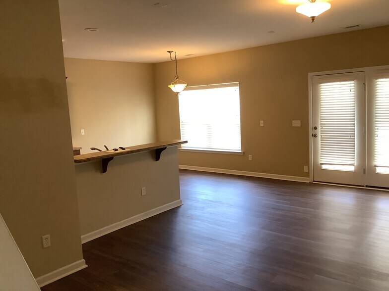 Building Photo - 111 Pin Oak Ct