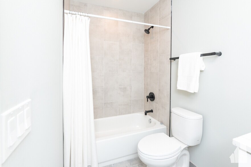 Building Photo - 2022 W Montrose Ave