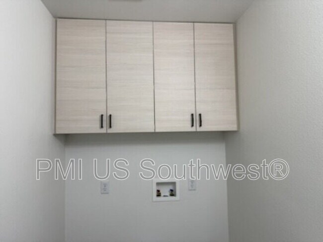 Building Photo - 405 Anna Cir