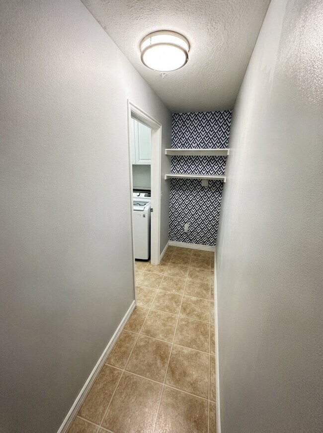 Building Photo - 3842 S Clare Dr