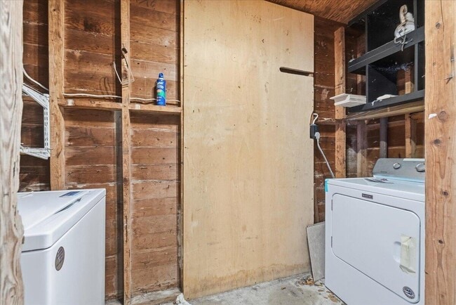 Building Photo - 1510 NE 32nd Pl