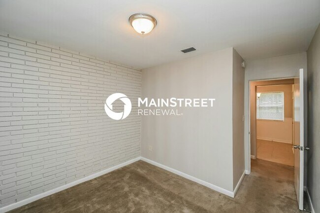 Building Photo - 3 Bedroom Pet-Friendly Home in Jacksonville, FL with Main Street Renewal