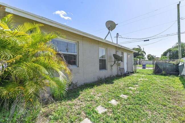 Building Photo - 1340 W 35th St