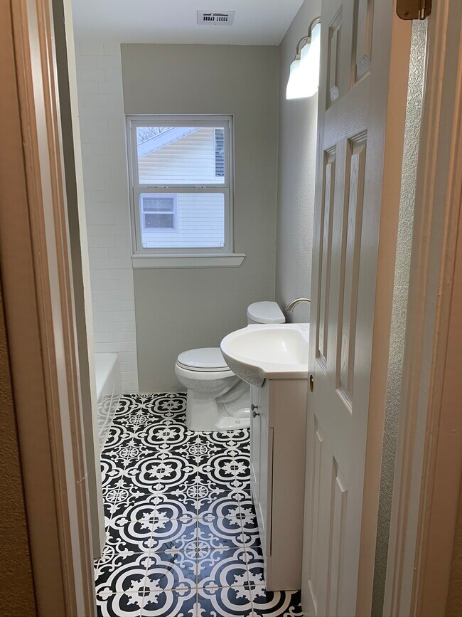 Building Photo - 713 S Lakewood Ave