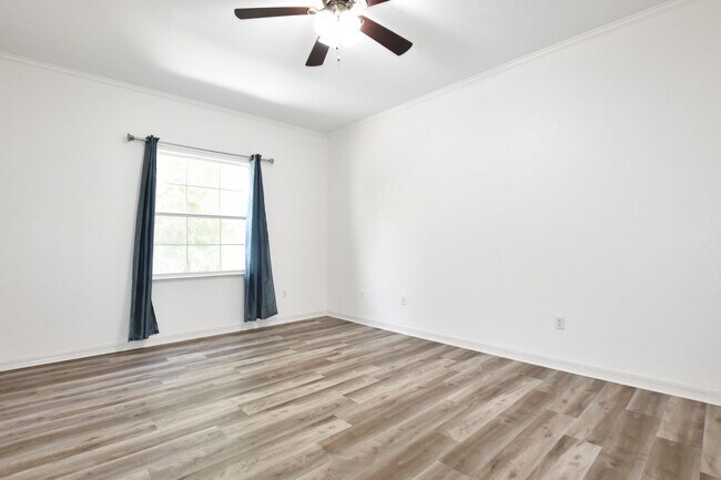 Building Photo - 436 NW 50th Blvd. (Monticello at Millpond)