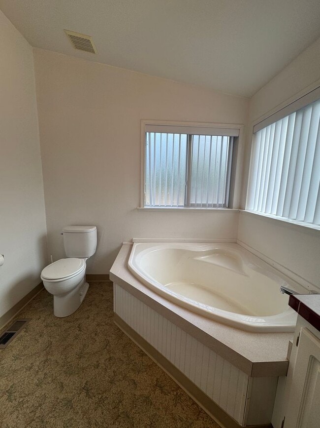 Building Photo - 3 bed 2 bath w/ AC - Water/Sewer included ...