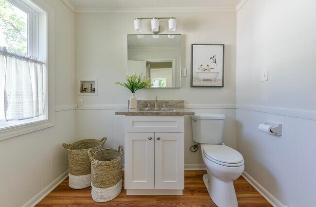 Building Photo - 402 E Calumet Rd