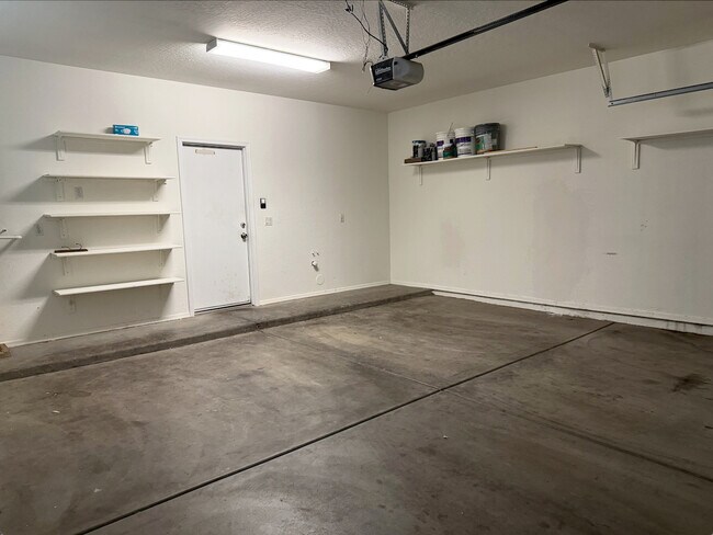 Building Photo - 996 E Cantebria Dr