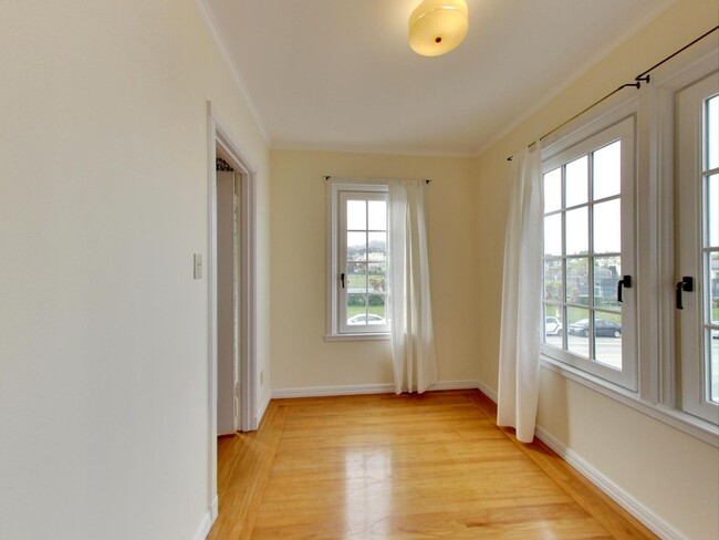 Building Photo - Spacious Four Bedroom Home in Lone Mountain