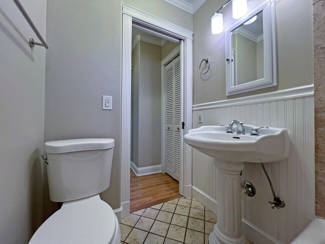 Building Photo - Charming and updated 2 bedroom, 1 bath bun...
