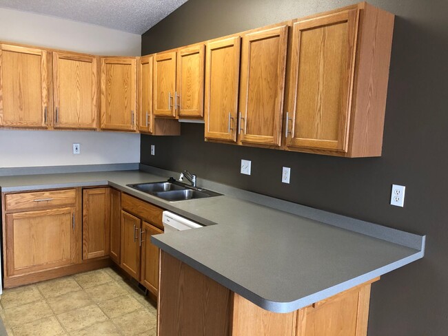 Building Photo - 3 Bed 2 Bath Twin Home