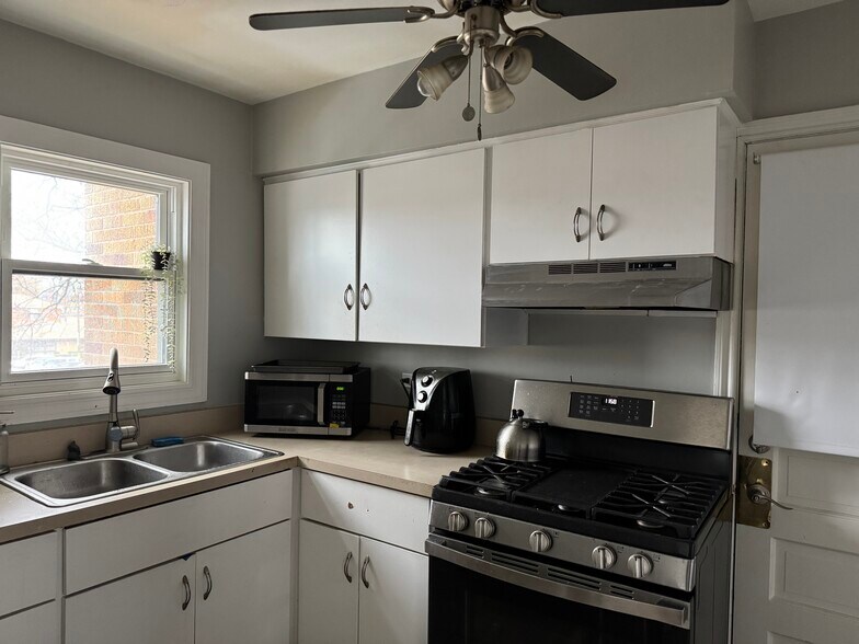 Building Photo - 1557 Monroe Ave