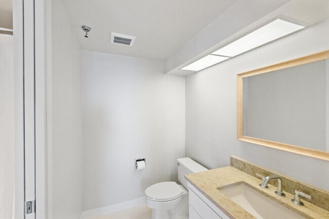 Building Photo - 123 Lakeshore Dr