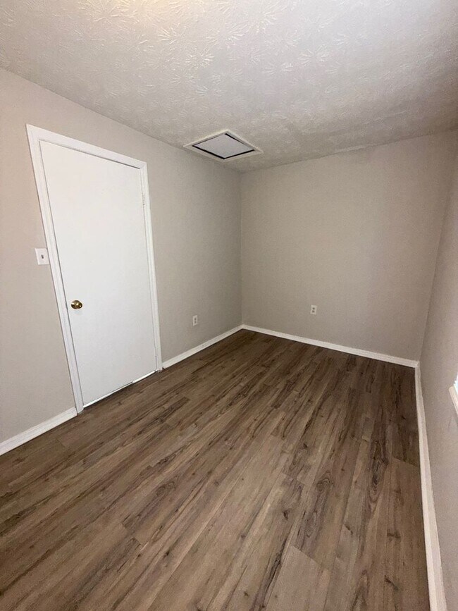 Building Photo - Charming & Newly Refreshed 3-Bedroom Ranch — Move-In Ready!