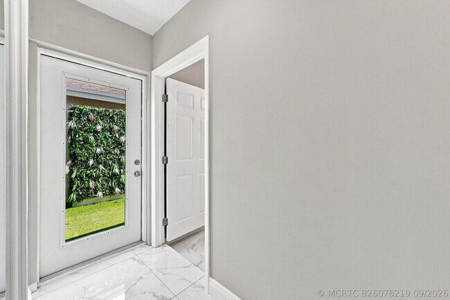 Building Photo - 372 W Riverbend Dr