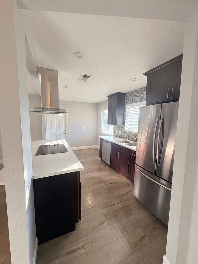 Building Photo - 1524 Gladstone Dr