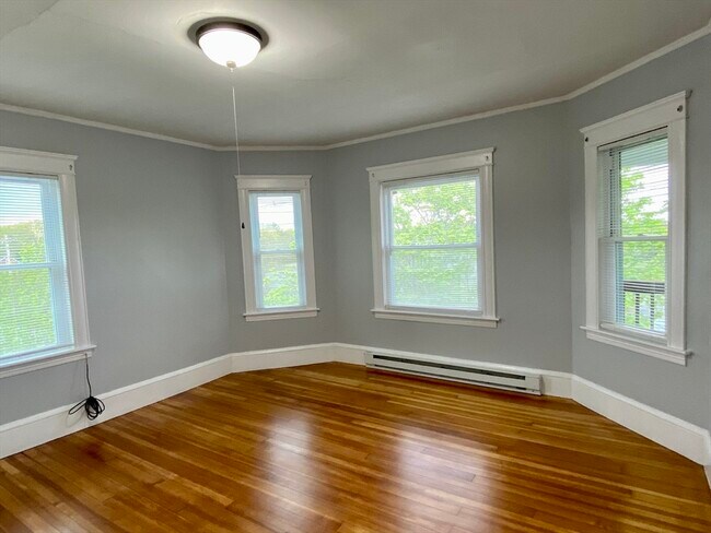 Building Photo - 308 Pleasant St