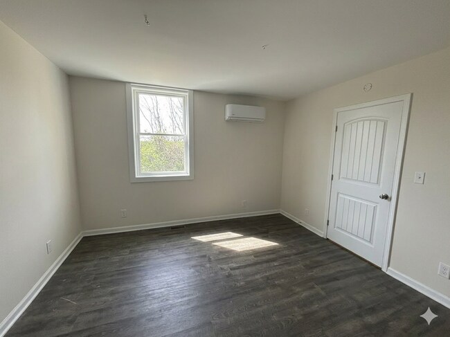 Building Photo - 2718 Oakwood Ave