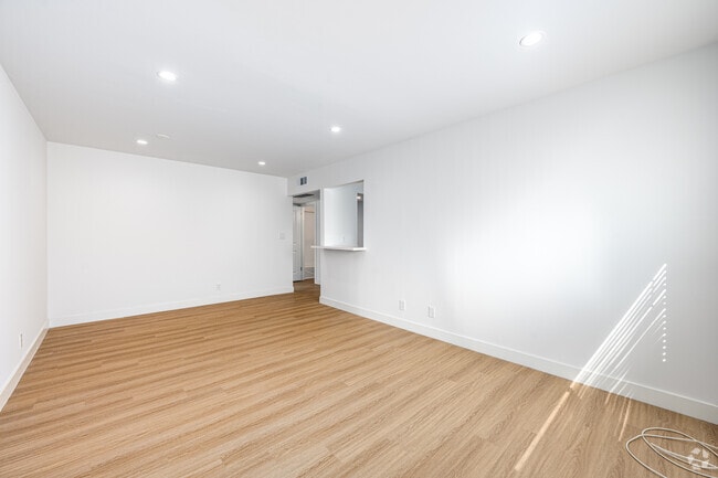 1BR, 1BA - 750SF - Living Room - 800 Orange Grove Avenue
