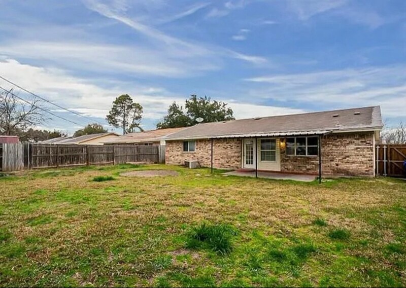 Building Photo - 423 Southlake Dr