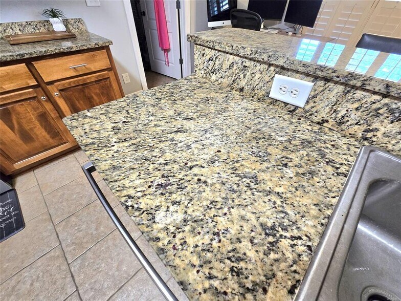 Building Photo - 310 High Pt Rdg