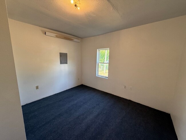 Building Photo - Two bedroom, One bathroom house located in...