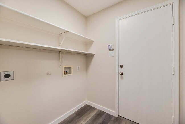 Building Photo - "Charming 3-Bedroom with 2 Bathrooms in Wy...